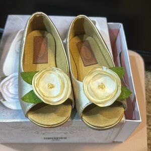 Gold flower shoes